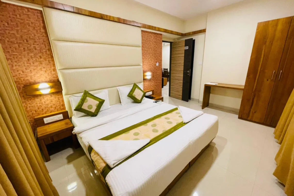 Premium 3BHK Service Apartments for Expats in Amnora Society, Hadapsar