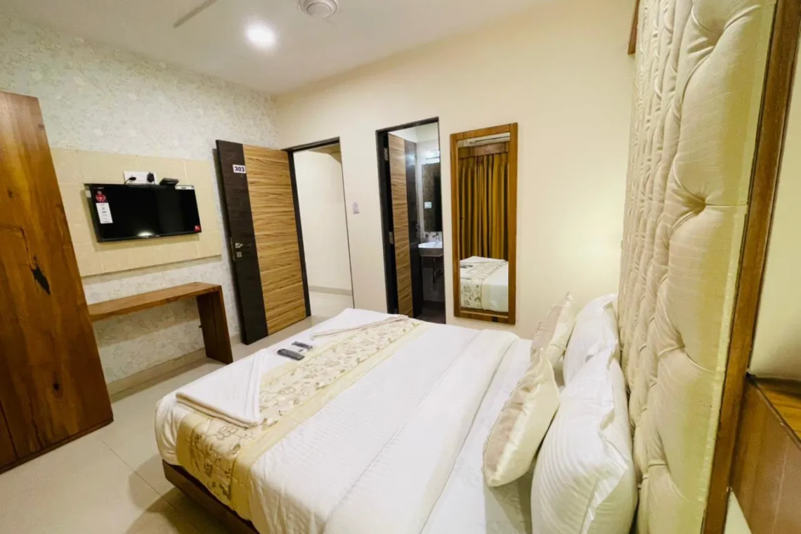 Premium 3BHK Service Apartments for Expats in Amnora Society, Hadapsar