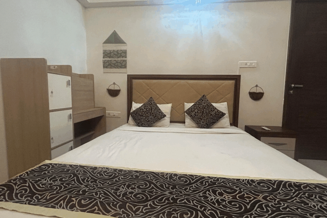 Spacious 2BHK Service Apartments for Expats in Viman Nagar, Pune